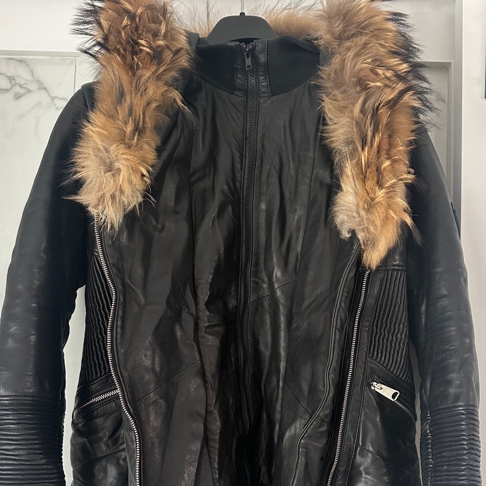 Elegant Black Genuine Leather Coat with Genuine Fur Trim - Picture 3 of 7